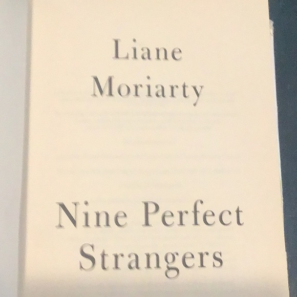 Hard cover book Nine perfect Strangers - Picture 5 of 7